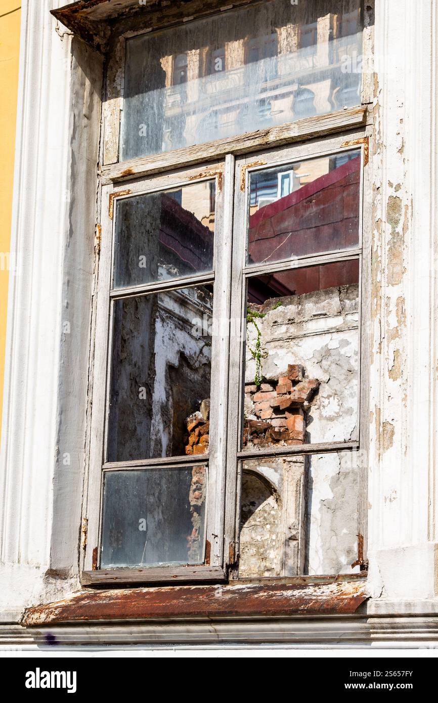 Viaggio in Georgia - vetri rotti nella cornice della finestra in una casa urbana abbandonata nel centro della città di Batumi Foto Stock