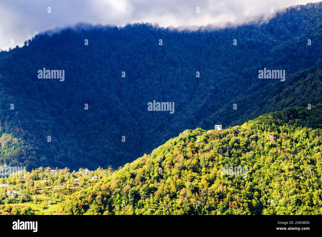 Viaggia verso la Georgia - nuvole blu scuro sulle montagne sovrastate nel parco nazionale di Machakhela ad Adjara in un giorno d'autunno soleggiato Foto Stock