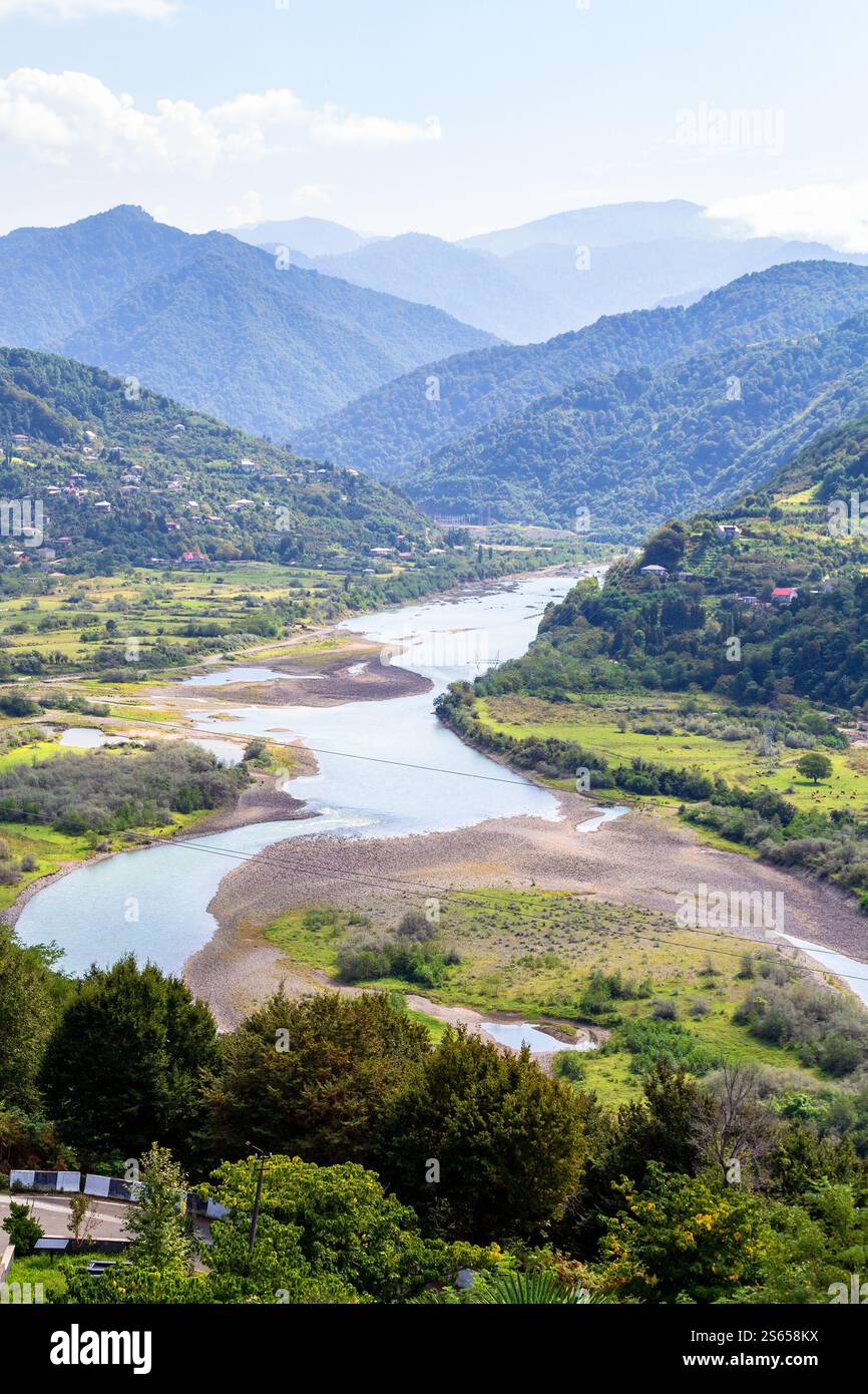 Viaggio in Georgia - vista del fiume Chorokhi tra le montagne dal vecchio cimitero di Erge sulla montagna nella città di Batumi il giorno d'autunno Foto Stock