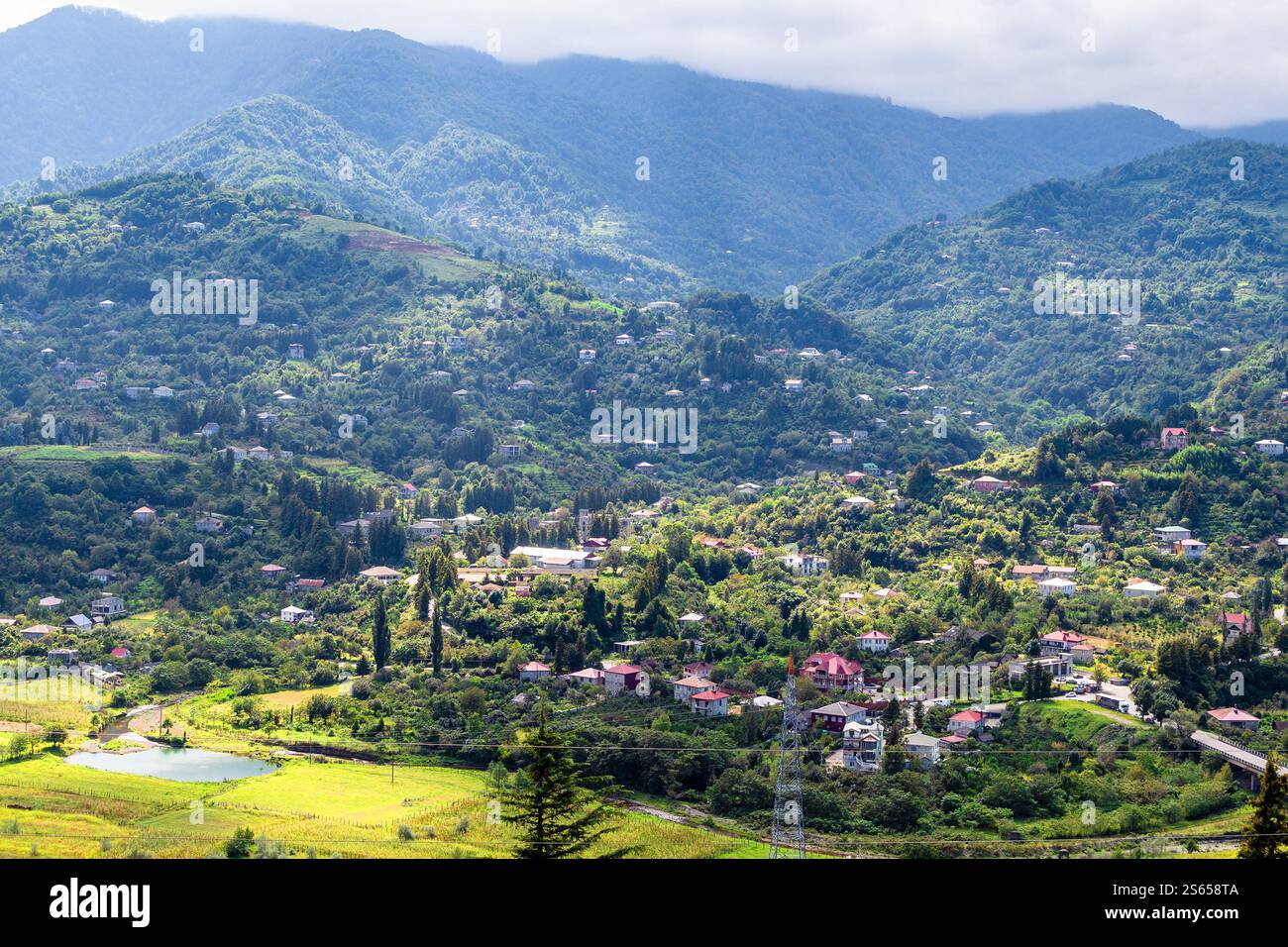Viaggia in Georgia - sopra la vista del villaggio di Erge nella valle del fiume Chorokh vicino alla città di Batumi in un soleggiato giorno autunnale Foto Stock