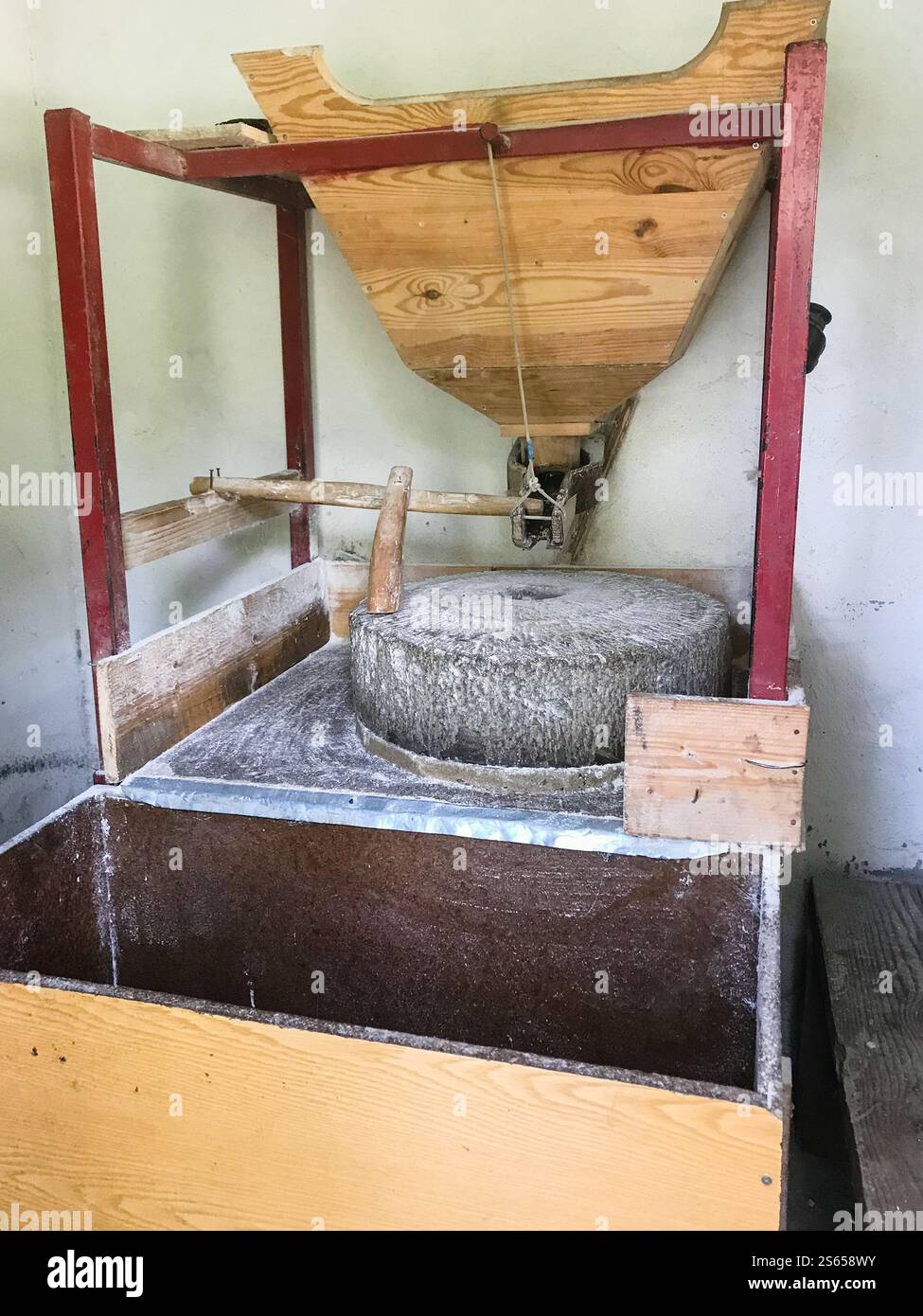 Viaggia verso la Georgia - piccolo mulino rustico con macina a mano nel villaggio di Mirveti ad Adjara, Georgia Foto Stock