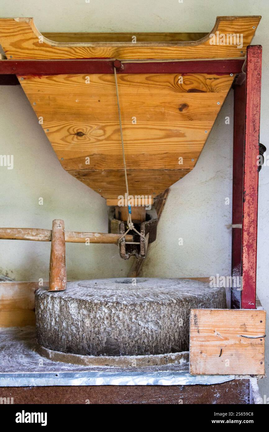 Viaggio in Georgia - piccolo mulino rurale con macina manuale nel villaggio di Mirveti ad Adjara, Georgia Foto Stock