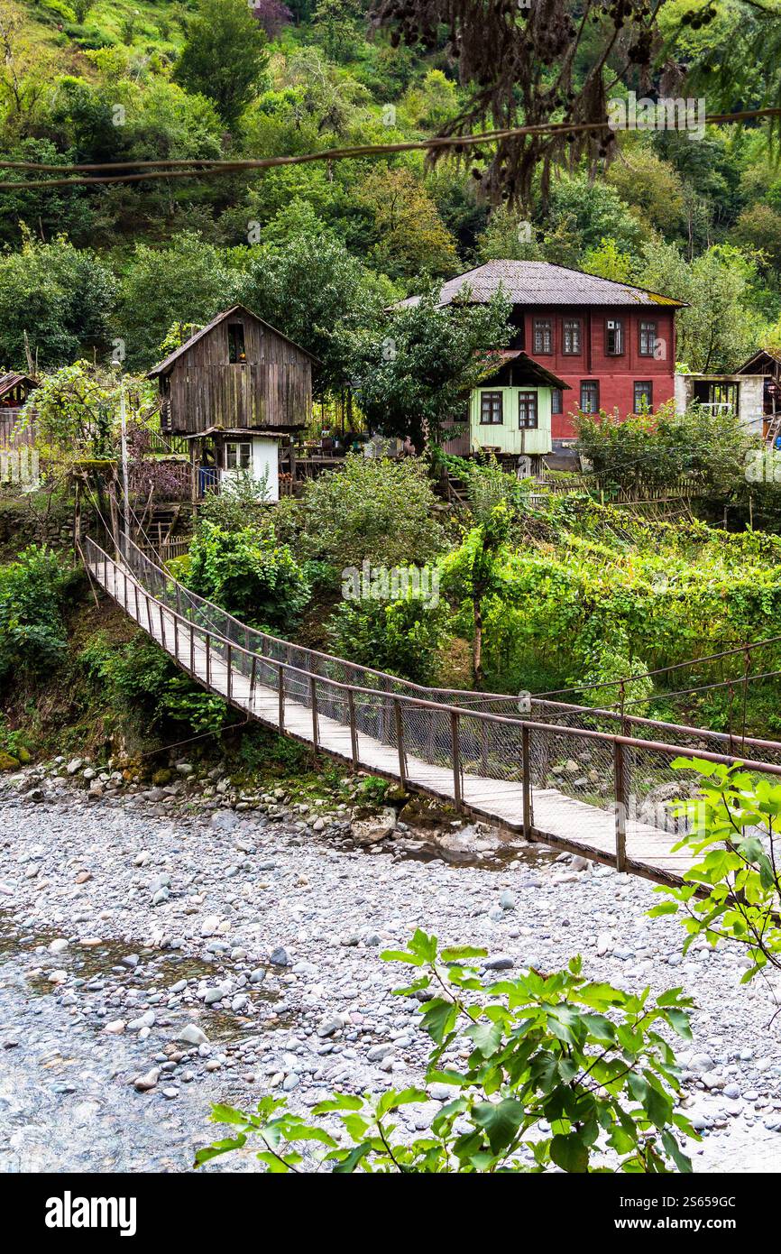 Viaggio in Georgia - ponte sospeso nel villaggio di Scurdidi sopra il fiume Scurdidi in Agiaria il giorno d'autunno Foto Stock