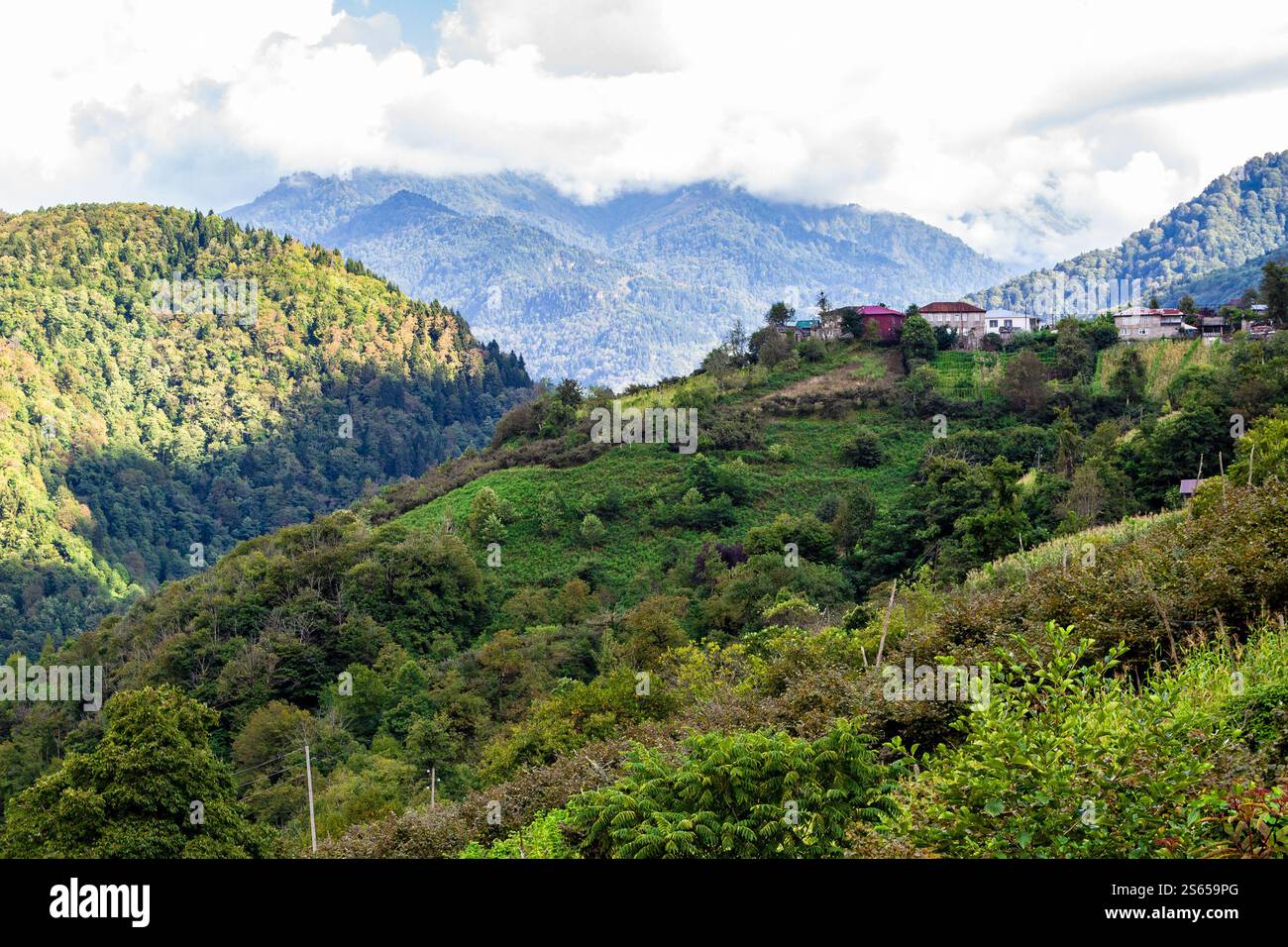 Viaggia verso la Georgia: Nuvole bianche sopra le montagne sovradimensionate nel parco nazionale di Machakhela in Adjara, il soleggiato giorno autunnale Foto Stock
