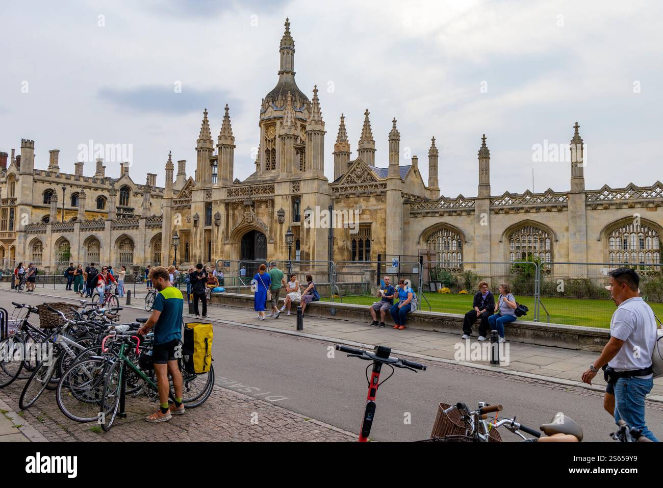 Kings College presso l'Università di Cambridge sulla Kings Parade nel centro di Cambridge, Inghilterra, Regno Unito, 2024 con biciclette per studenti parcheggiate lungo la strada Foto Stock