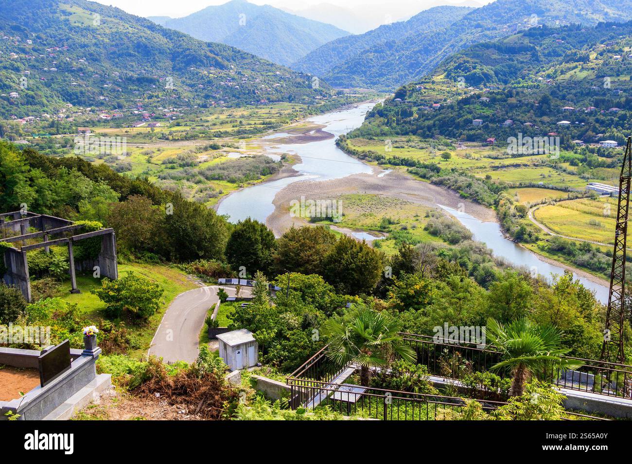 Viaggio in Georgia - vista della valle del fiume Chorokh dal vecchio cimitero di Erge sulla montagna nella città di Batumi nel soleggiato giorno autunnale Foto Stock