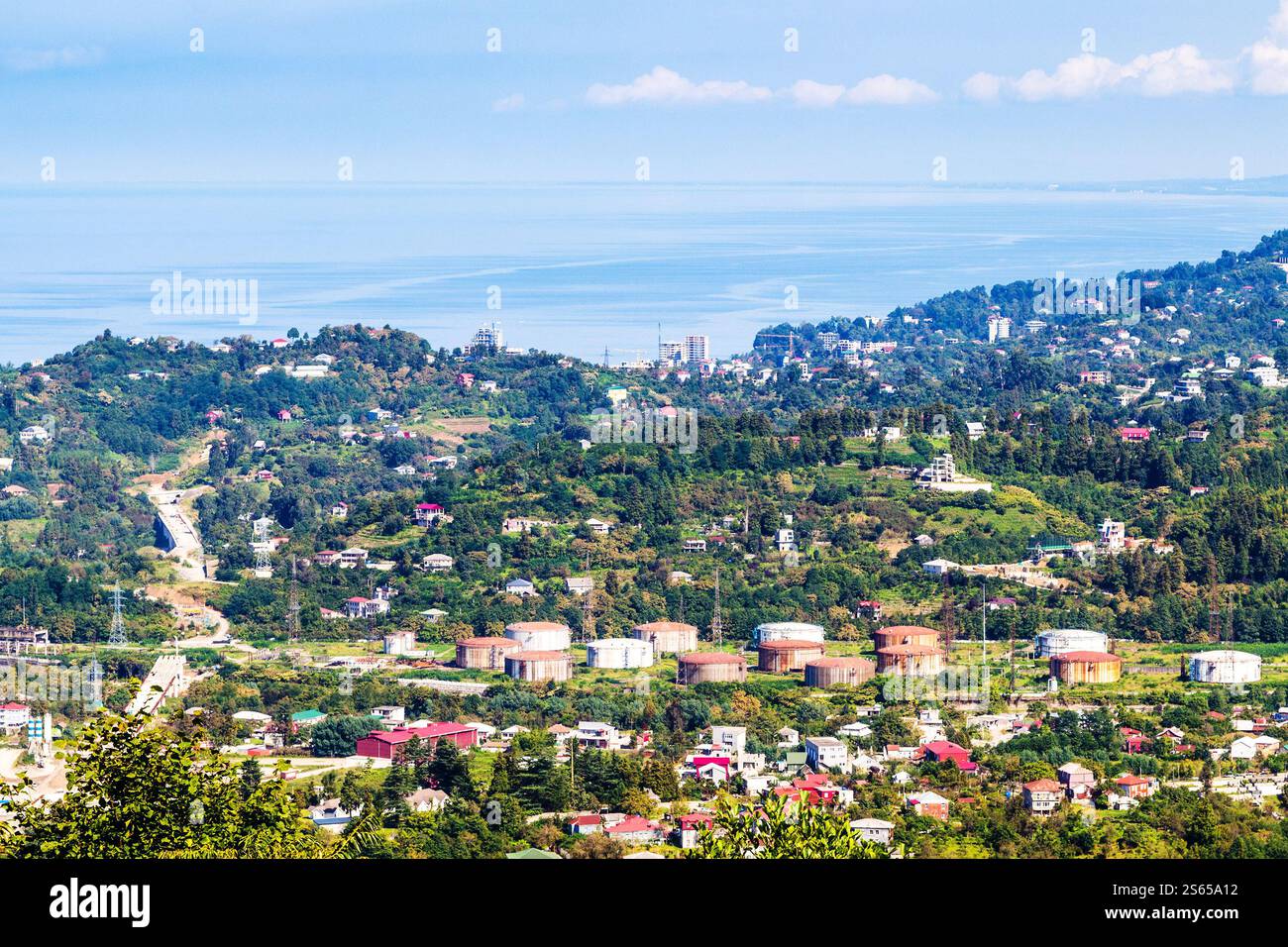 Viaggio in Georgia - vista della periferia di Batumi e del Mar Nero dalla collina di Sameba nel soleggiato giorno autunnale Foto Stock