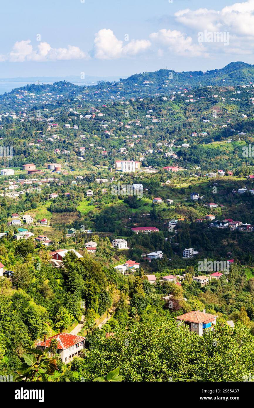 Viaggia verso la Georgia, sobborghi verdi della città di Batumi dal monte Sameba in un soleggiato giorno autunnale Foto Stock