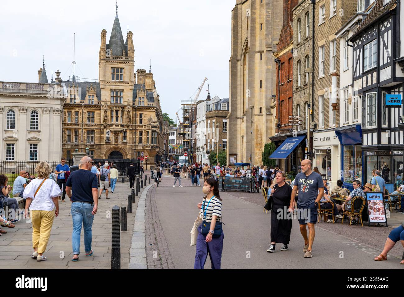Cambridge, Inghilterra. Kings Parade Street a Cambridge, vista del Gonville e del Caius College, negozi e caffetterie, Inghilterra, Regno Unito, 2024 Foto Stock