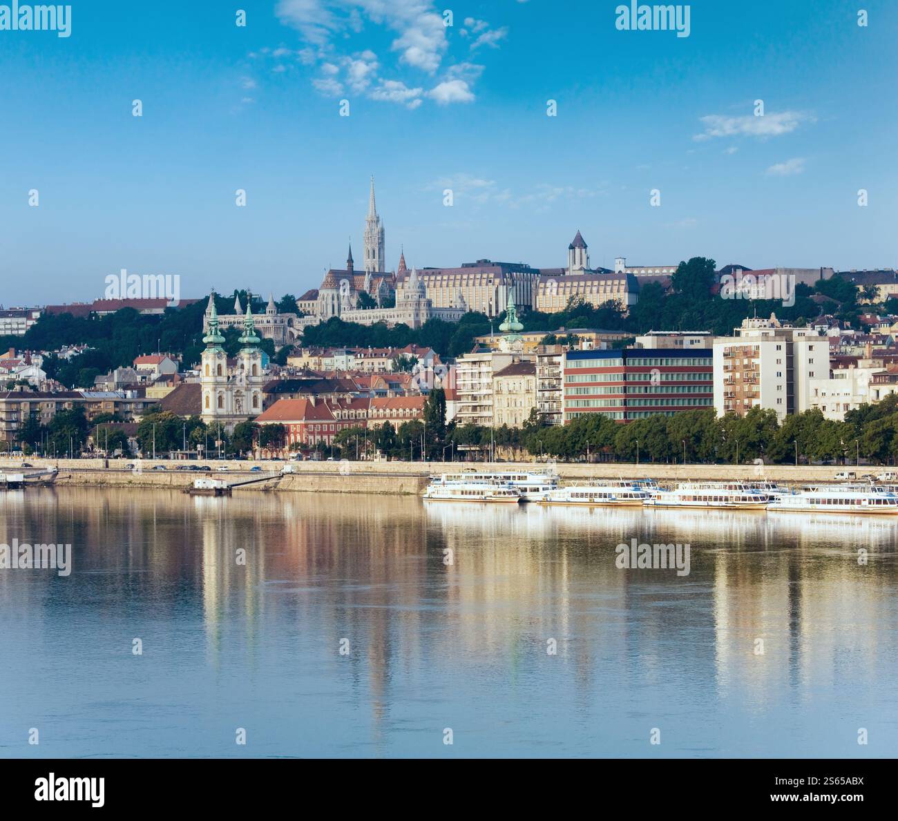 Budapest vista la mattina con gli edifici e la riflessione in Donau river . Foto Stock