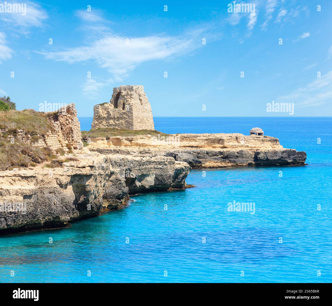 Rovine di forte sulla pittoresca costa adriatica area archeologica di Roca Vecchia, Salento, Puglia, Italia Foto Stock