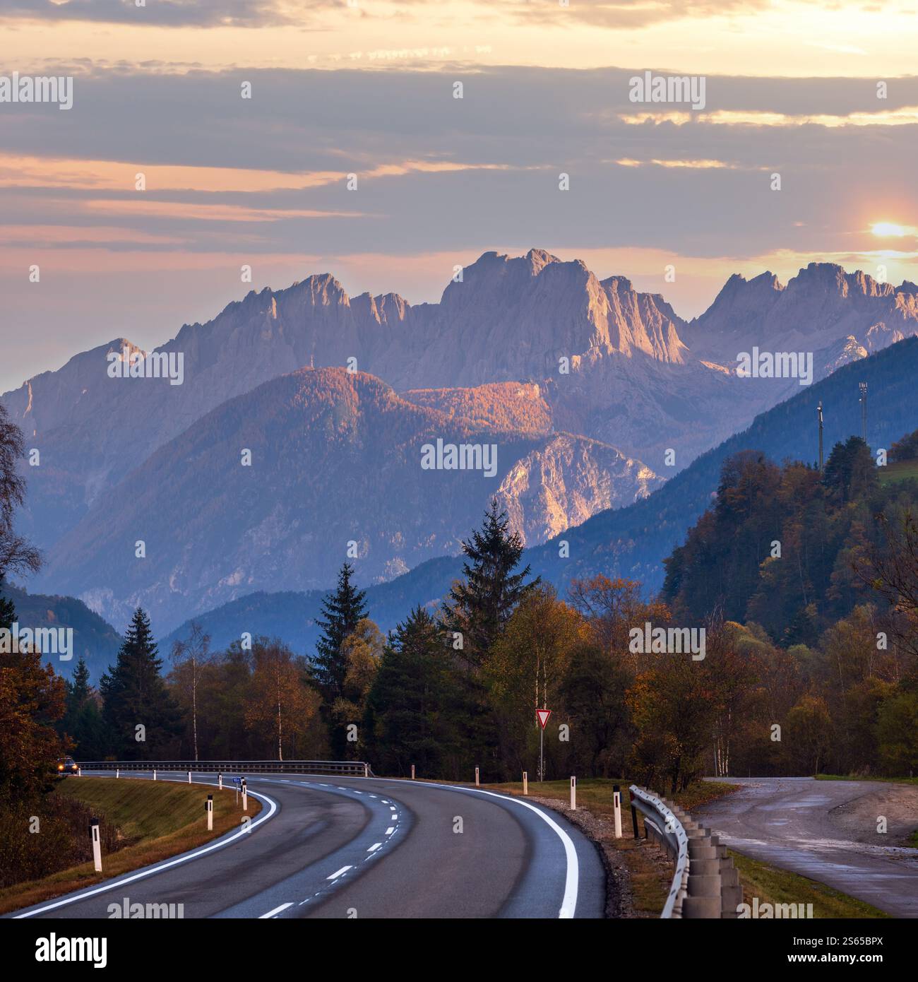 Autunno Alpi montagna sera strada vista da Felbertauernstrasse percorso, Tauer, Tirol, Austria. Foto Stock