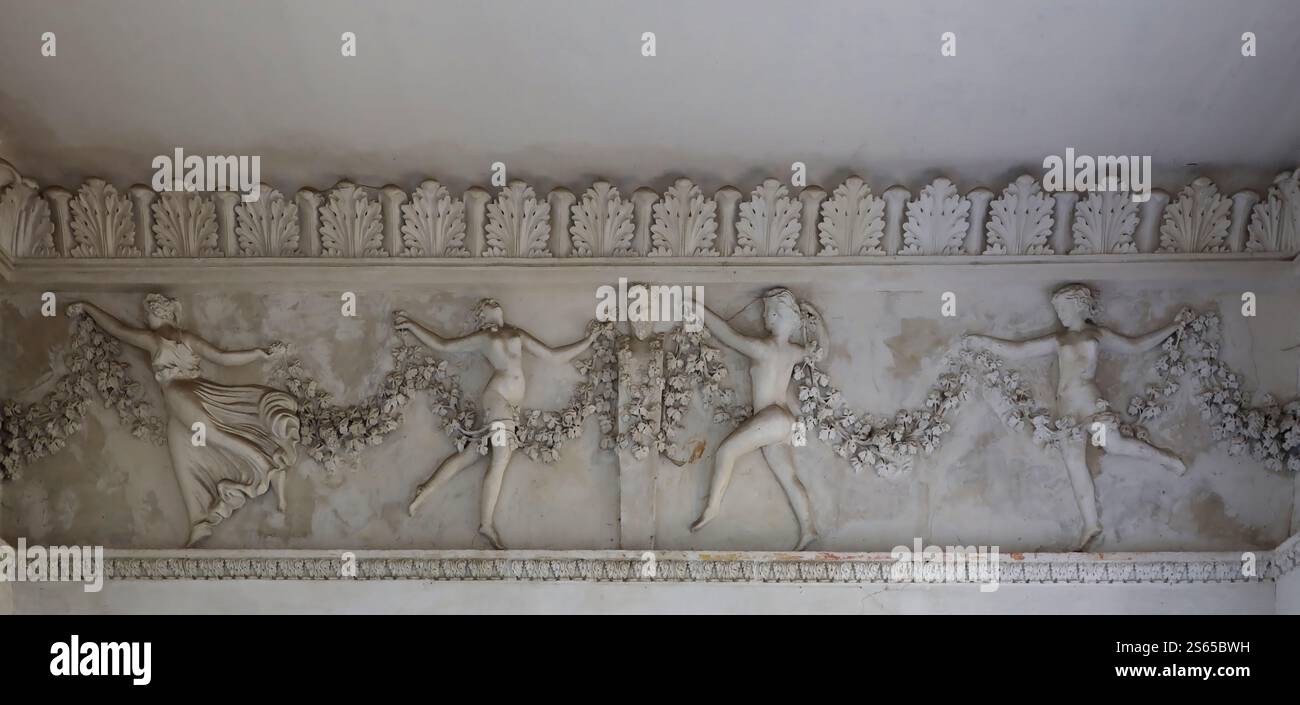 Antichi elementi medievali di decorazioni architettoniche di edifici, modanature e motivi con forme a rilievo da vicino. Antichi elementi medievali di Foto Stock