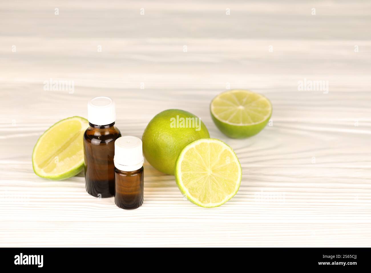Bottiglia di essenza di olio con estratti di agrumi. Messa a fuoco selettiva. Spa Day, concetto di bottiglia di olio freschezza con estratto di lime. Bottiglia di essenza d'olio con agrumi Foto Stock