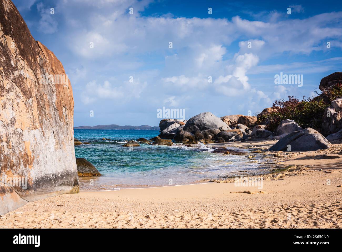 Le Terme di Virgin Gorda, Isole Vergini britanniche, sono una collezione di massi di granito di dimensioni fino a 40 metri di diametro, con spiaggia di sabbia bianca Foto Stock