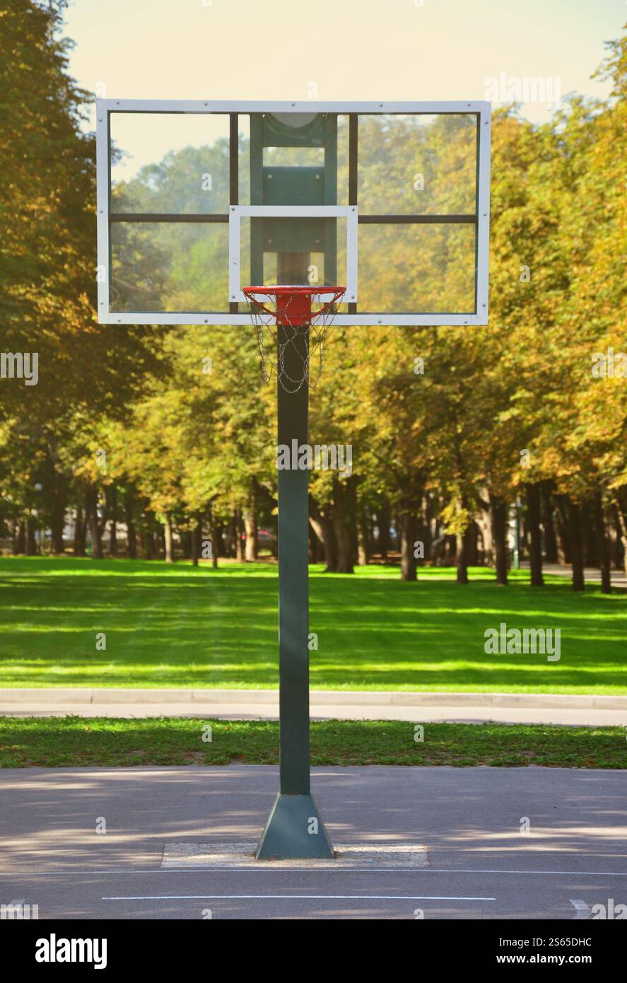 Empty street basketball. Per concetti come sport ed esercizio e uno stile di vita sano Foto Stock