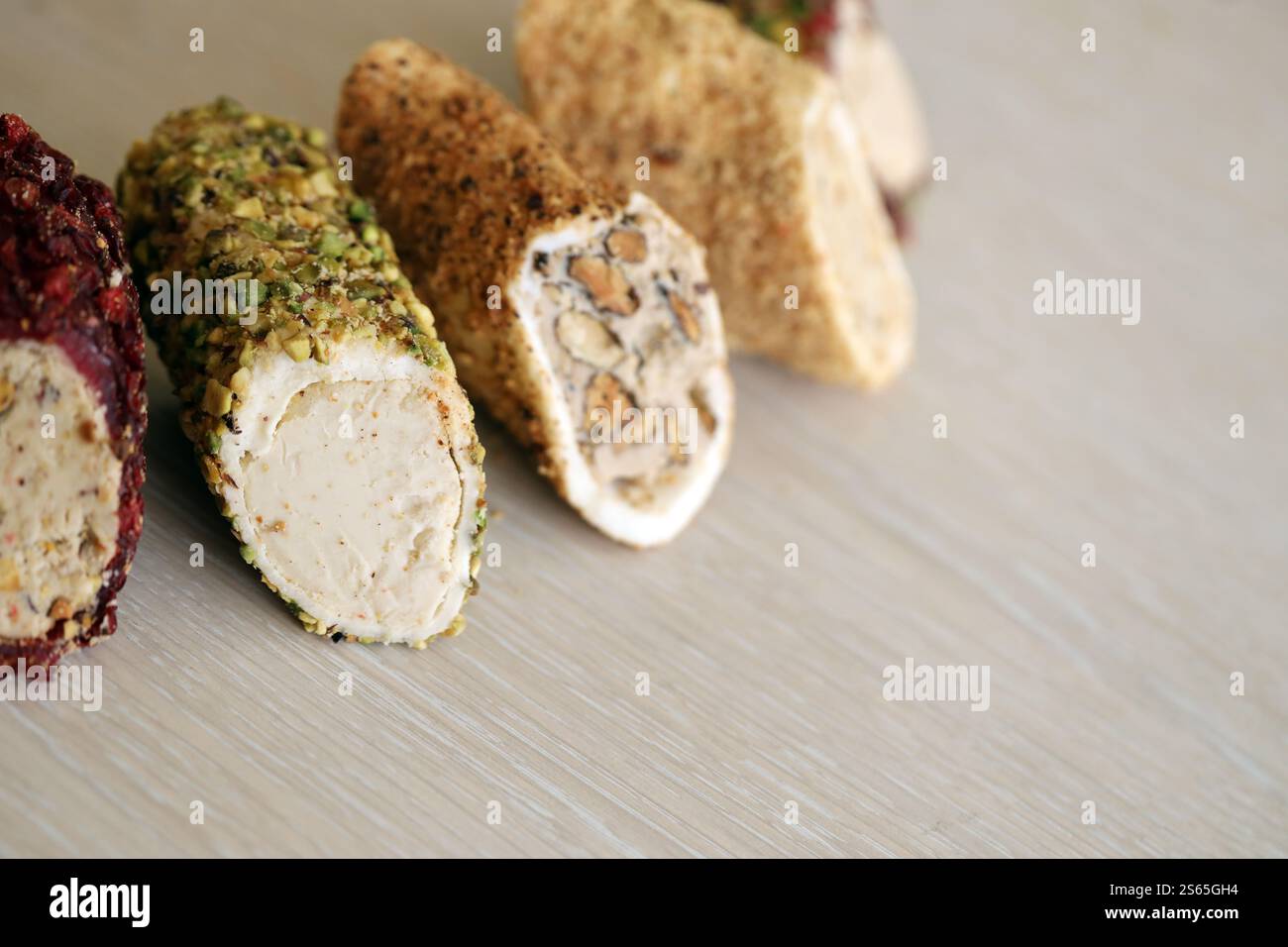 Panini di delizia turca con molti sapori e ripieni diversi da vicino sul bazar del mercato dei venditori con spazio per fotocopie. Rotoli di turco Foto Stock