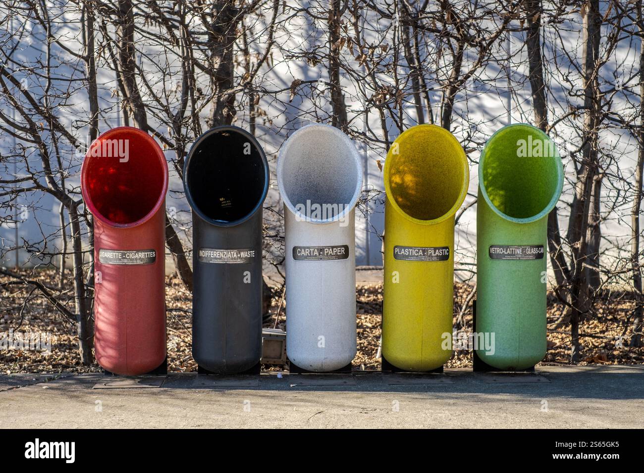 12-28-2024; Milan Taly. Contenitori in plastica riciclata eleganti, colorati e ben progettati per lo smistamento dei rifiuti Foto Stock