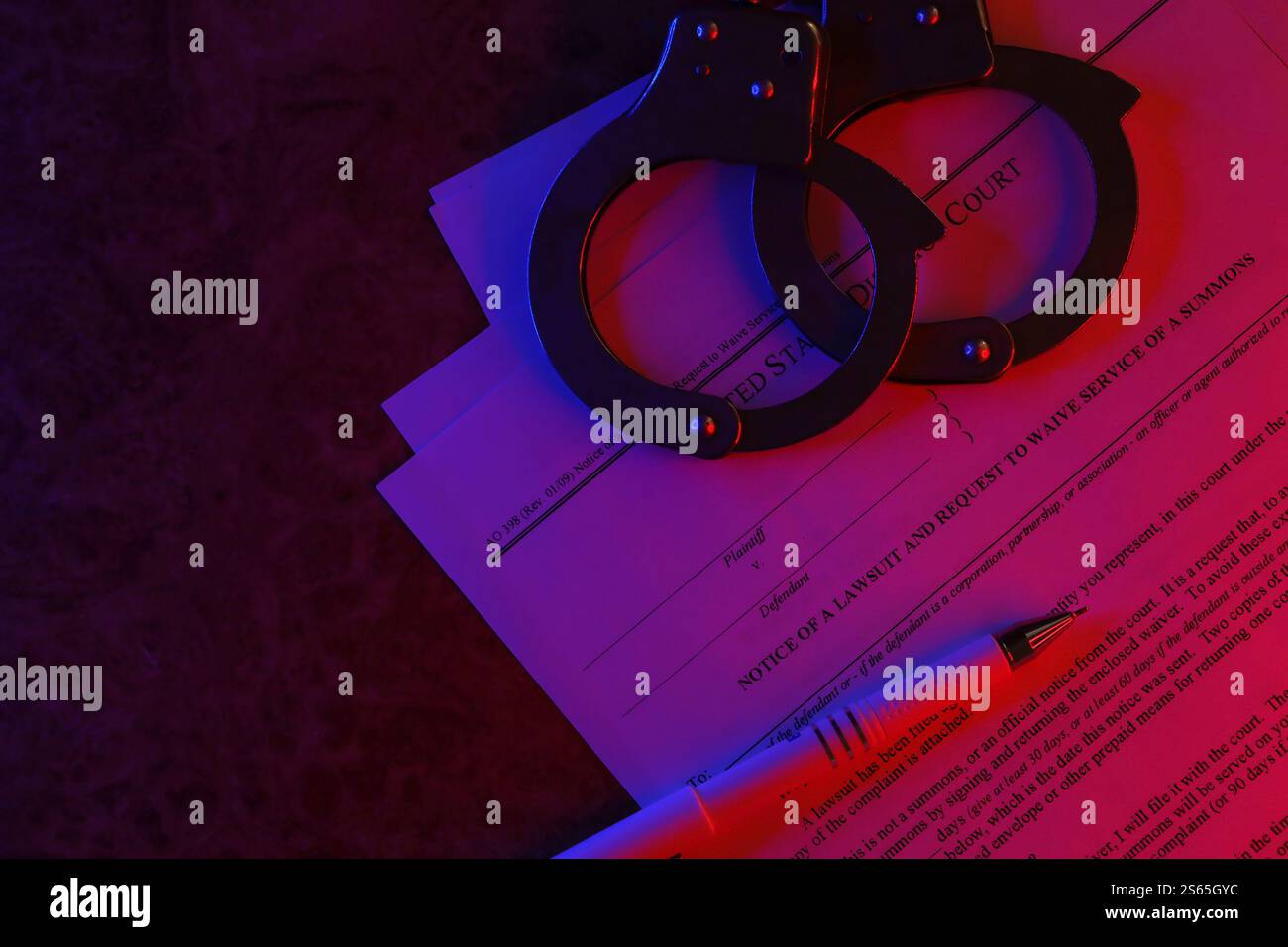 Tribunale distrettuale notifica della causa e richiesta di rinuncia alla notifica di una citazione. Documenti con manette e penna blu sul tavolo da vicino. Tribunale distrettuale Foto Stock