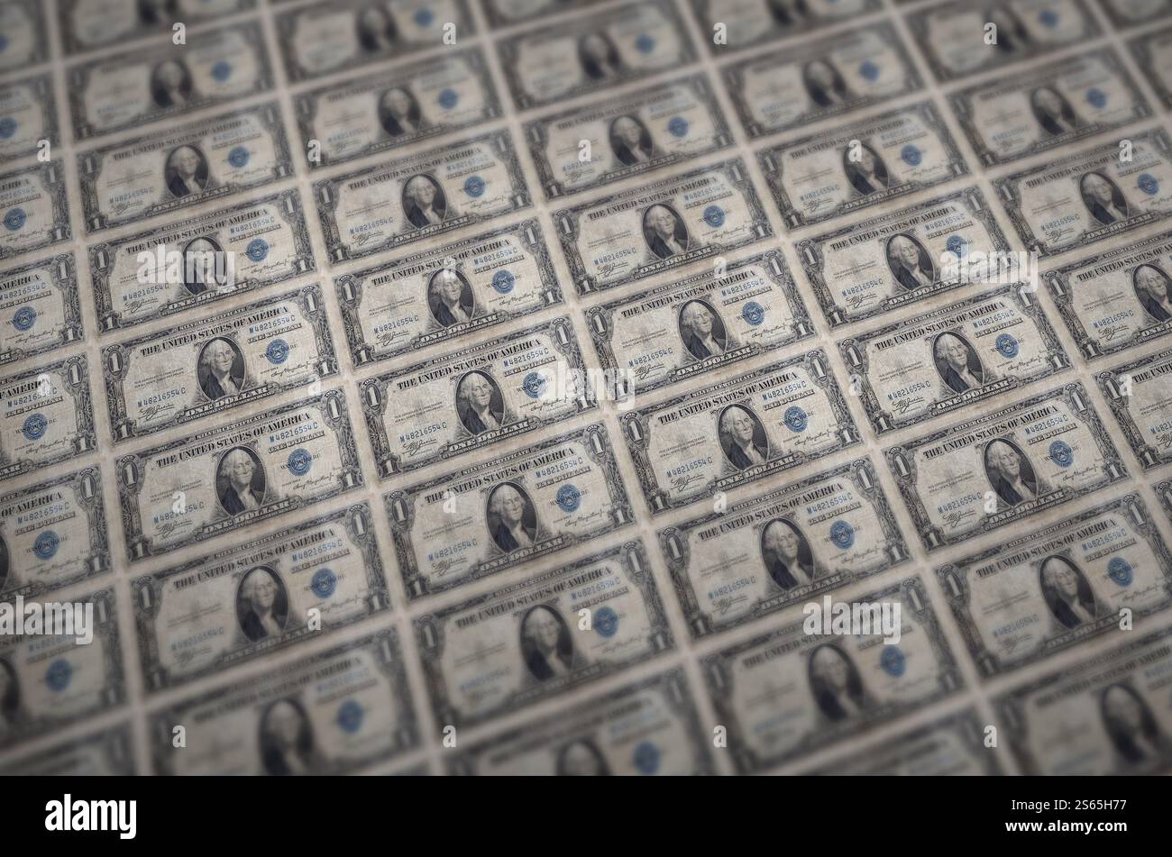 Banconote da 1 dollaro USA stampate su un trasportatore per la produzione di denaro illegale. Collage di molte banconote false. Concetto di lavoro di massa dei contraffattori. Banconote da 1 dollaro Foto Stock