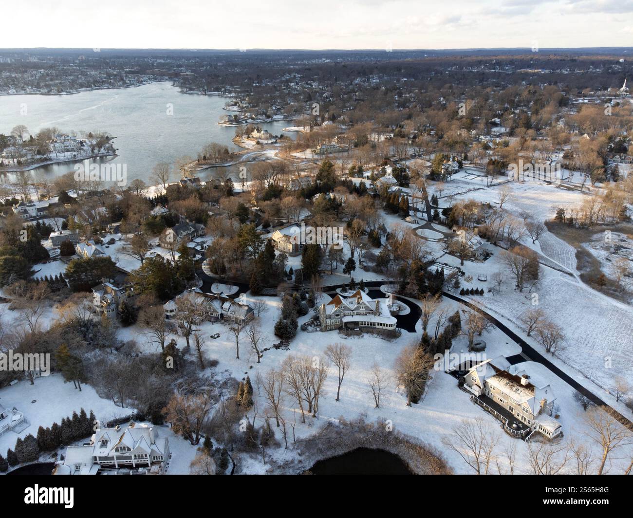 Vista aerea invernale innevata delle case costose di Darien, Connecticut Foto Stock