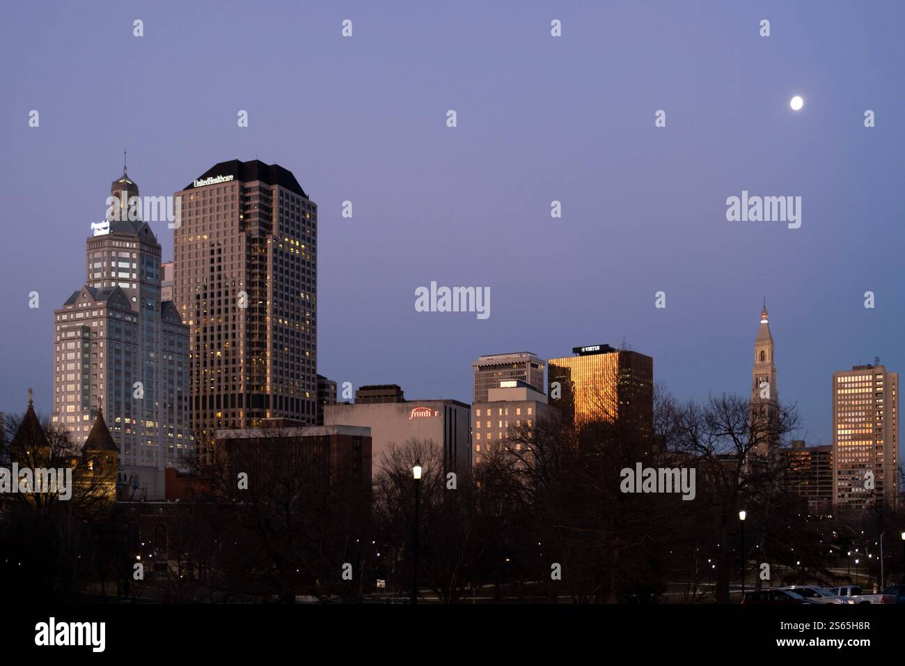 Vista notturna dello skyline del centro di Hartford, Connecticut, con luna piena Foto Stock