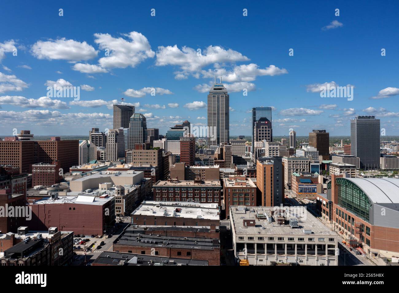 Vista aerea verso nord delle torri del centro di Indianapolis sotto un cielo blu Foto Stock