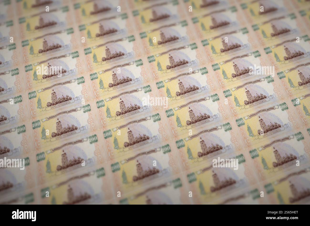 100 banconote ucraine di hryvnias stampate in un trasportatore di produzione di denaro illegale. Collage di molte banconote false. Concetto di lavoro di massa dei contraffattori. 100 Foto Stock