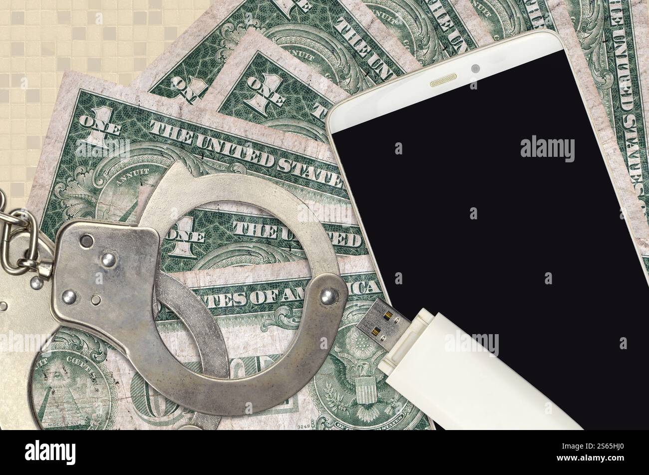 Banconote da 1 dollaro USA e smartphone con manette della polizia. Concetto di attacchi di phishing da parte degli hacker, truffe illegali o distribuzione software di spyware online. 1 US Foto Stock