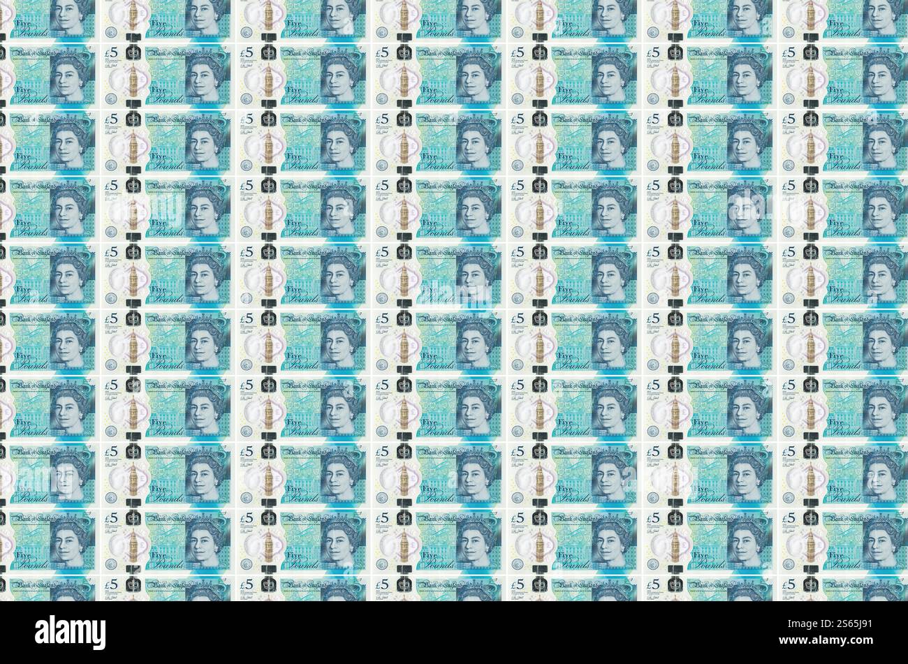 Banconote da 5 sterline britanniche stampate su un trasportatore per la produzione di denaro. Collage di molte bollette. Concetto di inflazione e svalutazione valutaria. 5 sterline britanniche Foto Stock