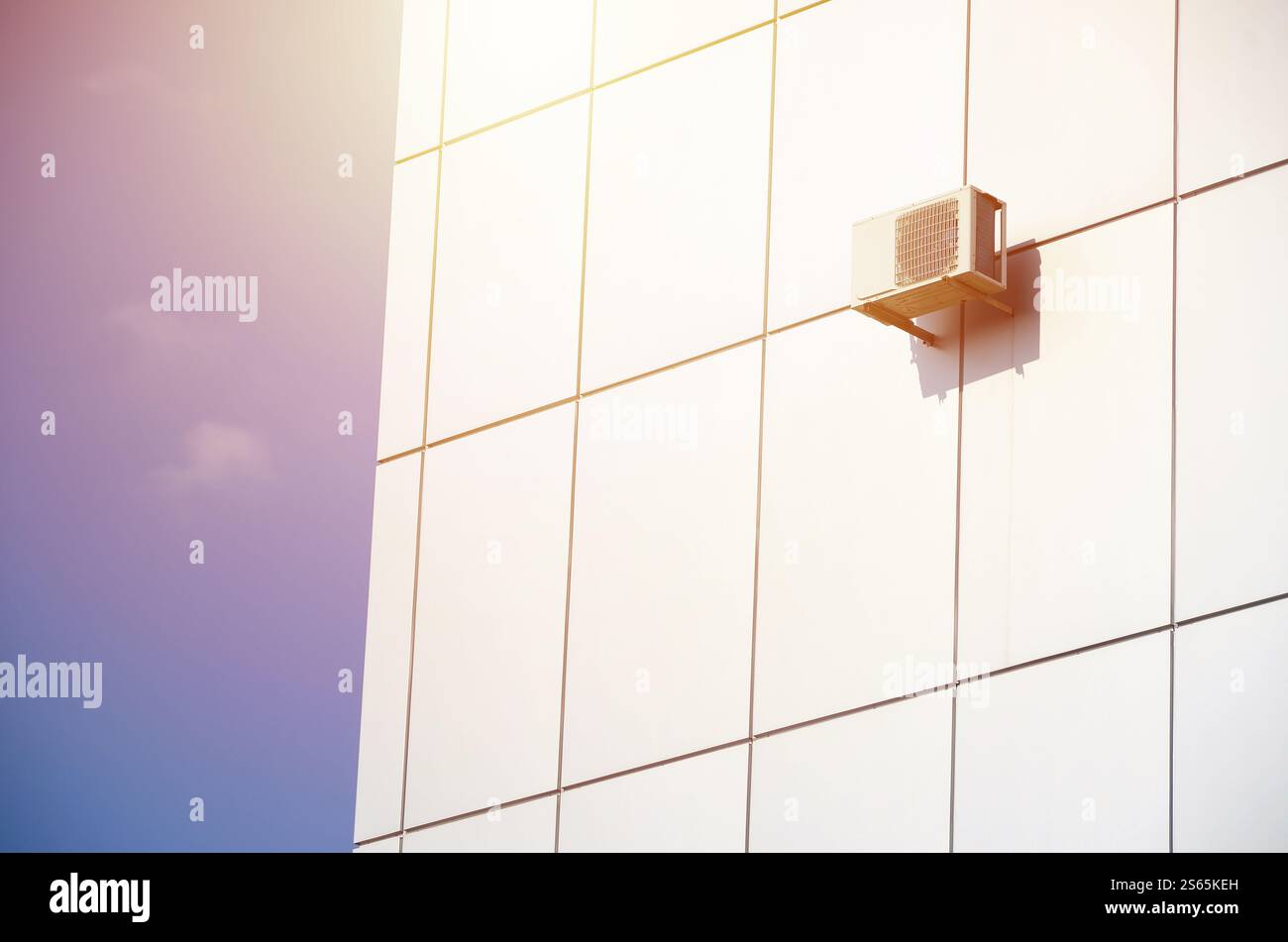 Impianti di climatizzazione e ventilazione HVAC a parete. Unità di climatizzazione esterna montata a parete utilizzata per il raffreddamento degli spazi. Climatizzatore HVAC Foto Stock