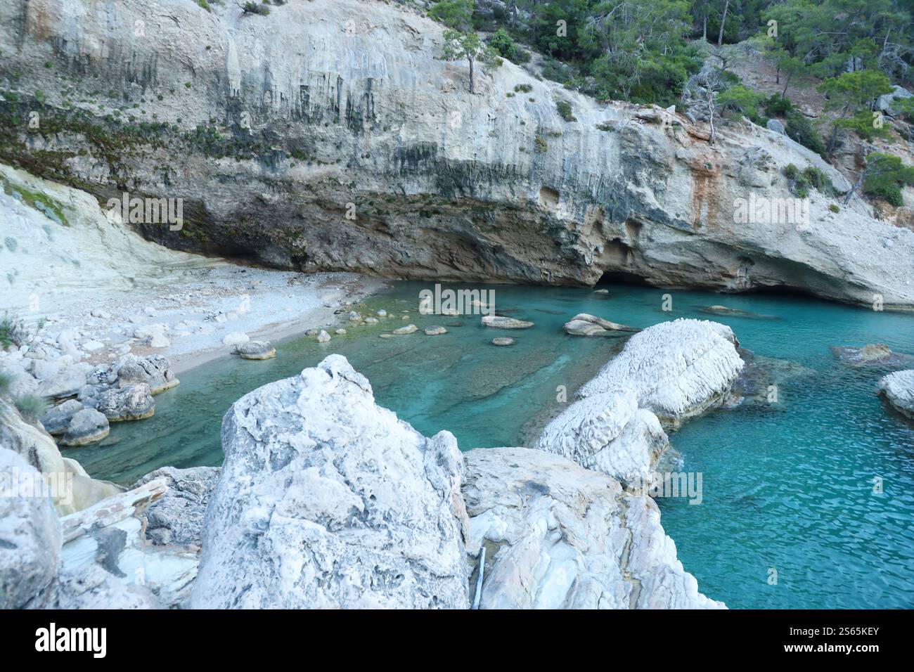 Viaggia in Turchia nel Mar Egeo e nelle rocce del paesaggio lagunare e nella natura. Grandi sponde a dondolo sull'acqua blu profonda del mare. Posto lussuoso per rilassarsi. Viaggia dentro Foto Stock