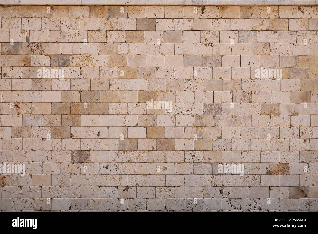 Antica struttura di fondo in mattoni gialli con muratura antica da vicino. Antica struttura di fondo in mattoni gialli con antiche murature Foto Stock