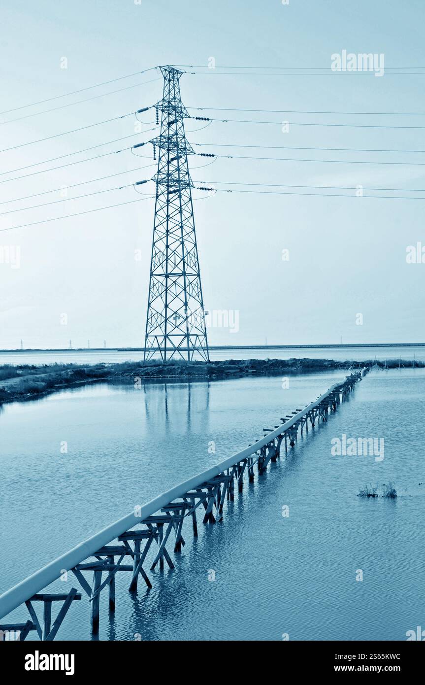 Pilone e semplice riflesso nelle tubazioni dell'acqua Foto Stock