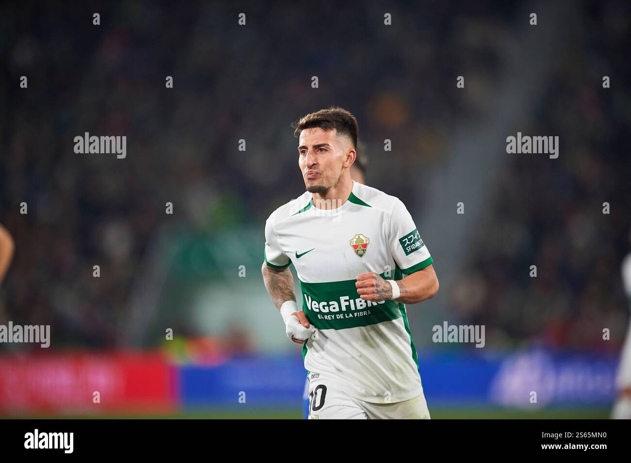 Elche, Spagna. 15 gennaio 2025. Nicolas Fernandez Mercau dell'Elche CF visto in azione durante la partita della Copa del Rey Round of 16 tra Elche CF e Atletico de Madrid allo stadio Martinez Valero. Punteggio finale: Elche CF 0:4 Atletico de Madrid. (Foto di Vicente Vidal Fernández/SOPA Images/Sipa USA) credito: SIPA USA/Alamy Live News Foto Stock