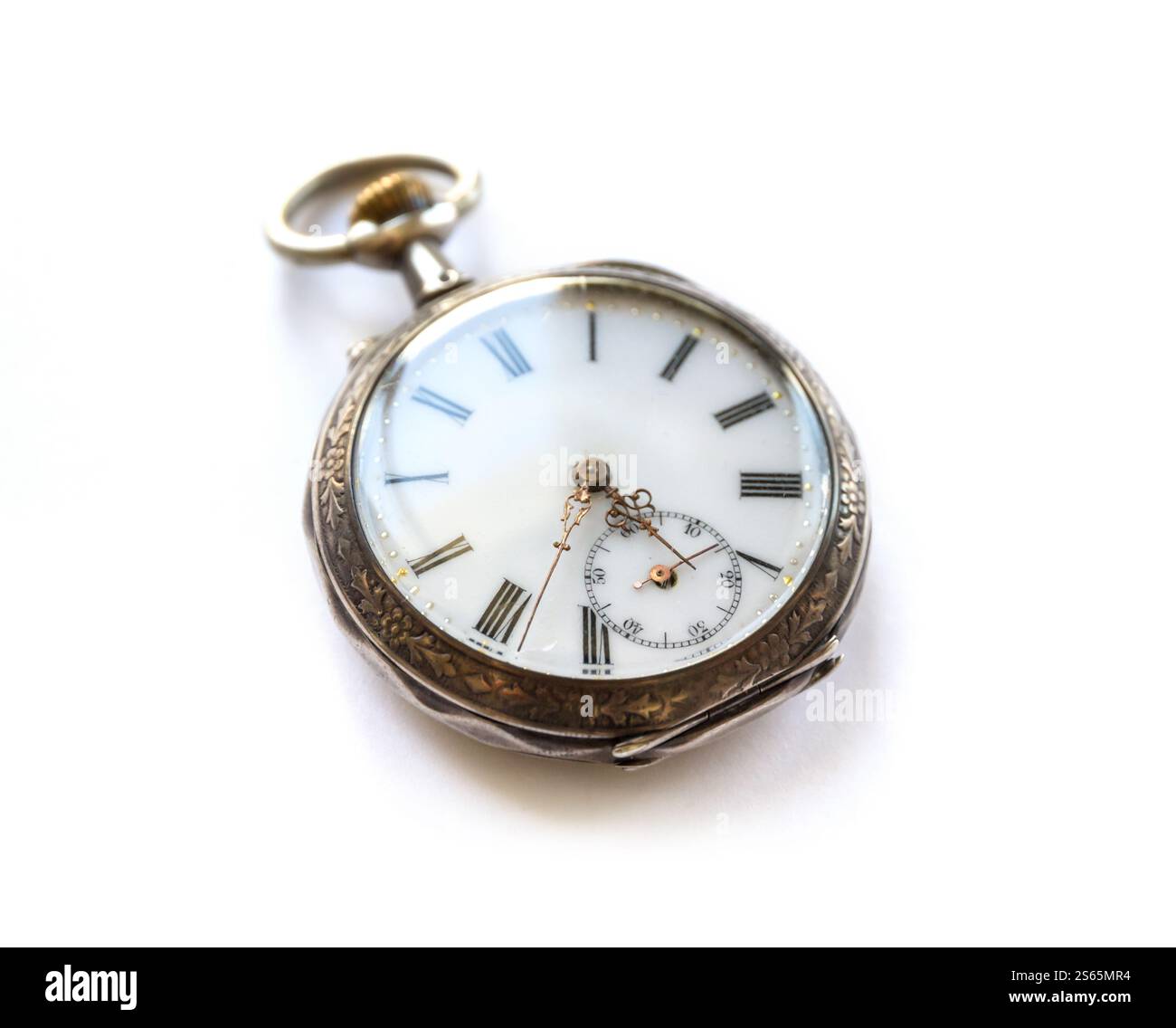 Orologio tascabile vintage con isolamento ombra su sfondo bianco. Concetto di direzione e orientamento. Orologio da tasca con ombra isolata sul bianco Foto Stock