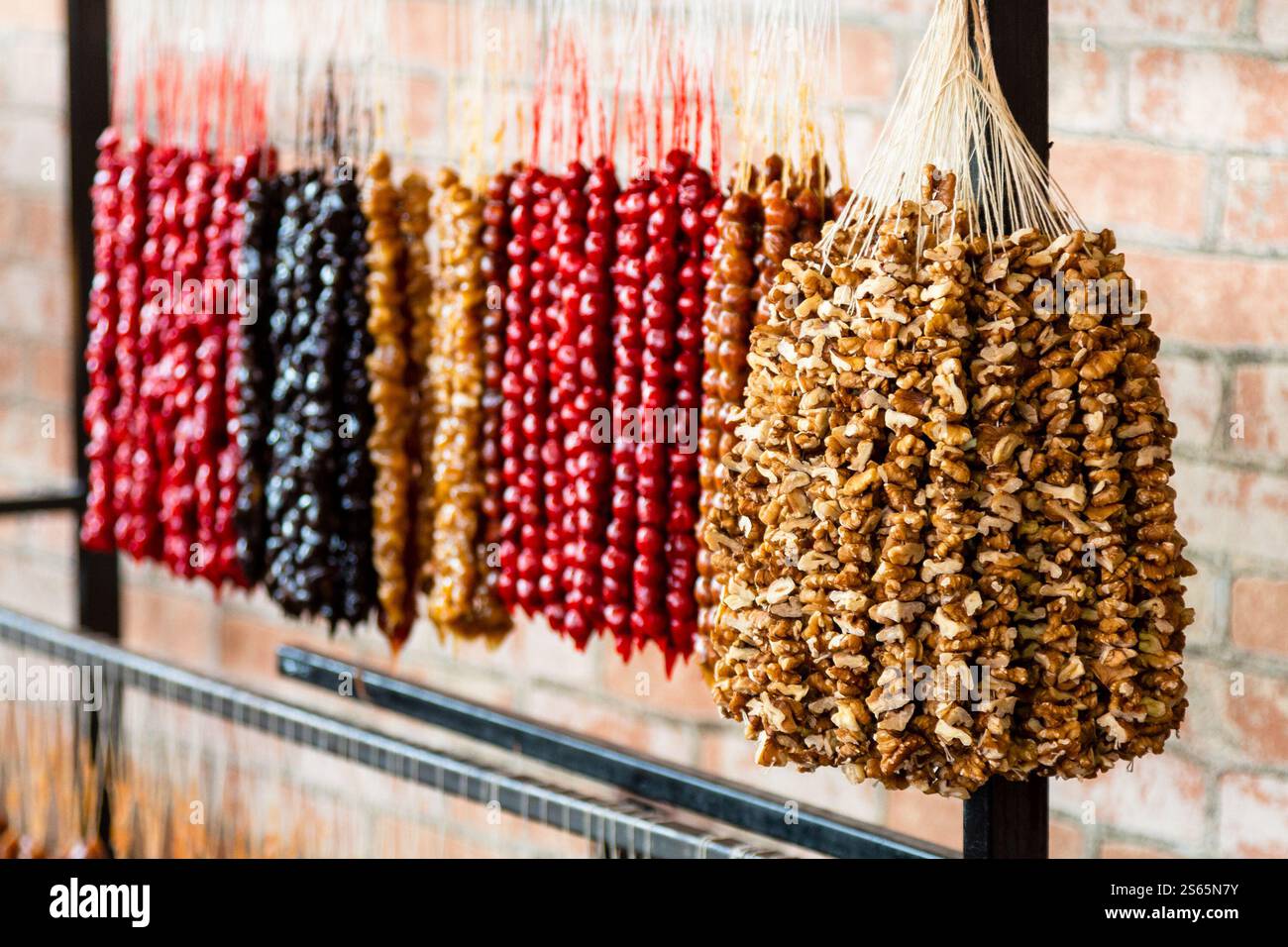 Viaggia verso la Georgia - noci e churchela di Kakhetian (caramelle tradizionali georgiane a forma di candela da mosto d'uva, noci e farina) nel negozio del villaggio di Foto Stock