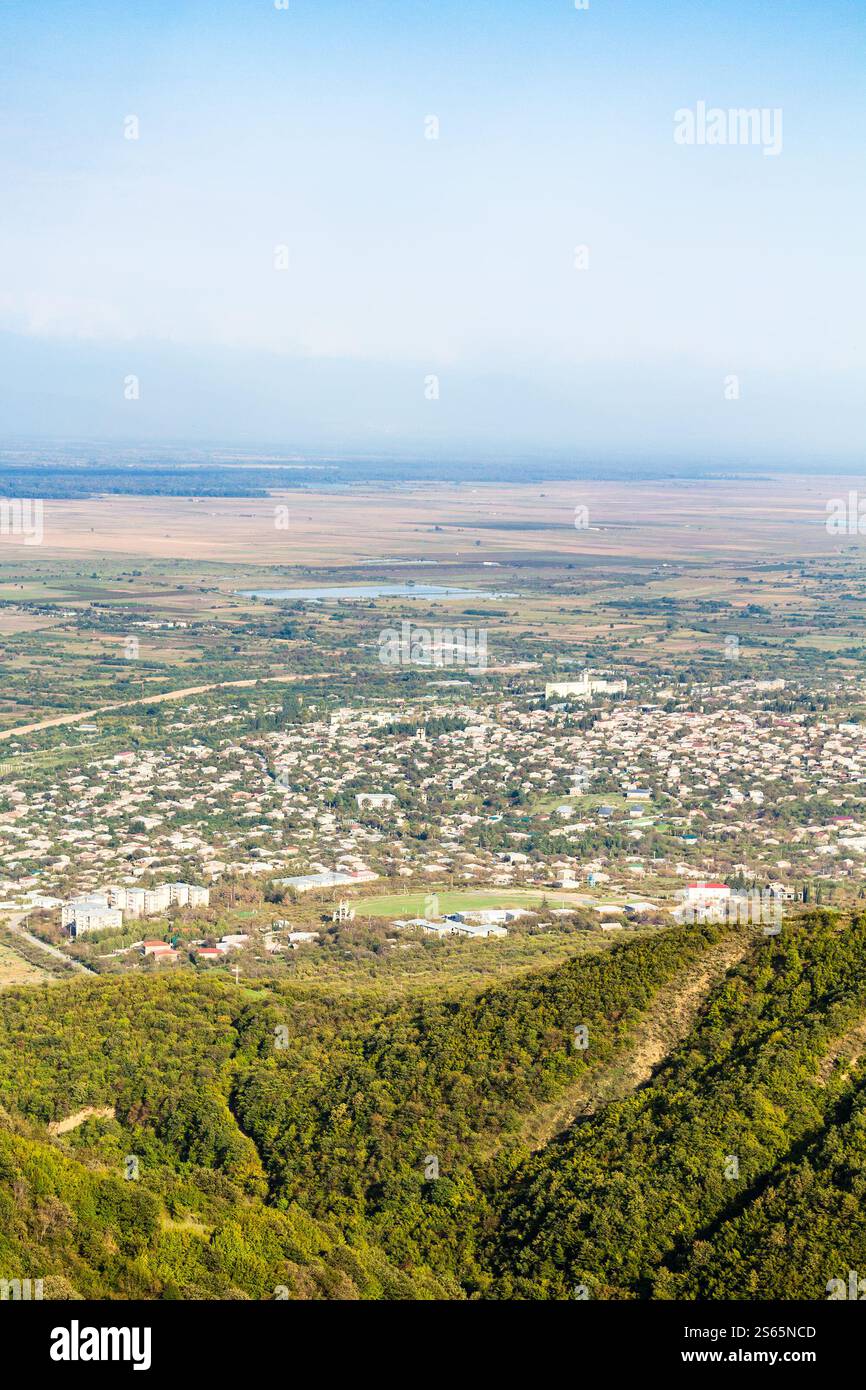 Viaggia verso la Georgia - verde pendio mountan e vista della valle di Alazan nella regione di Kakheti dalla città di Sighnaghi in Georgia nel soleggiato giorno autunnale Foto Stock