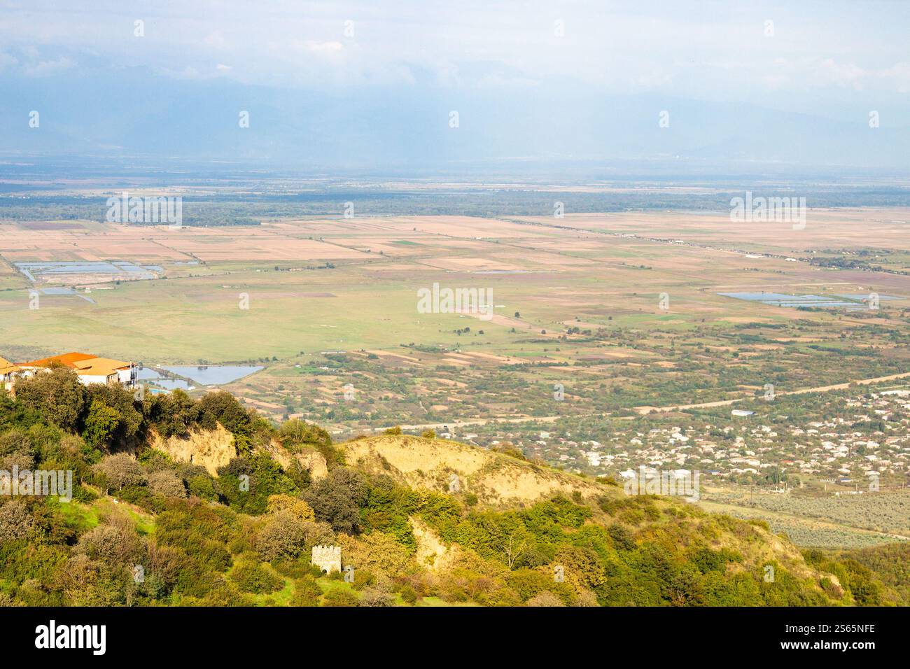 Viaggio in Georgia - vista della valle di Alazan dalla città di Sighnaghi nella regione di Kakheti in Georgia nel soleggiato giorno autunnale Foto Stock