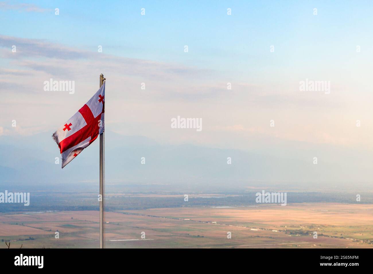 Viaggia verso la Georgia - bandiera georgiana sulla valle di Alazan nella regione di Kakheti in Georgia al crepuscolo autunnale Foto Stock