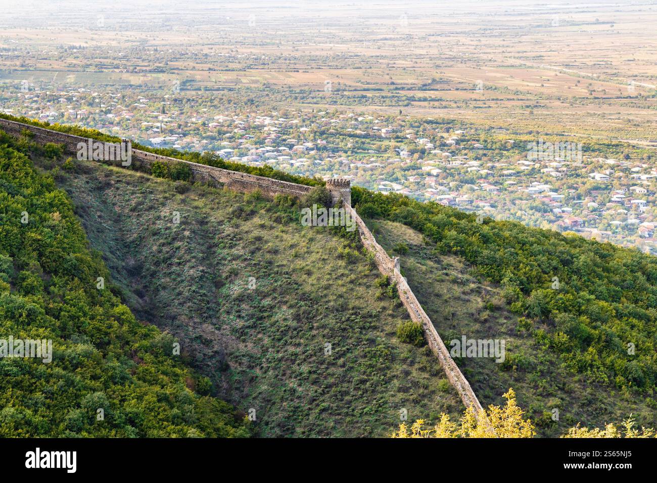 Viaggio in Georgia - vista delle mura di fortificazione della città di Signagi sulla valle di Alazan nella regione di Kakheti in Georgia in serata d'autunno Foto Stock