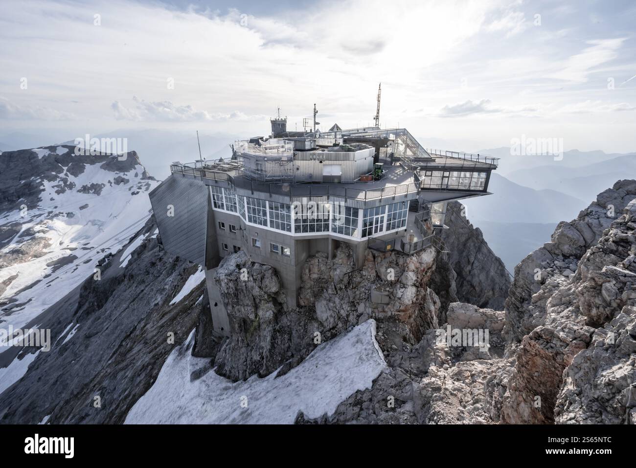 Moderna stazione a monte della ferrovia bavarese Zugspitze, sulla cima dello Zugspitze, montagne del Wetterstein, Baviera, Germania, Europa Foto Stock