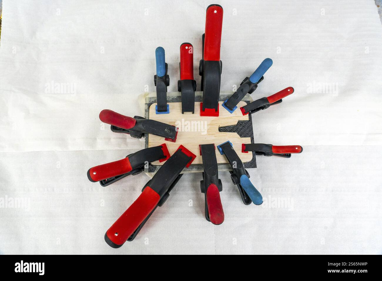 Utensile, morsetto, morsetto, morsetto, supporto, tenuta stretta, colla, colla, fissa, collega, legno di balsa, fibra di carbonio, fibra composita, connessione Foto Stock