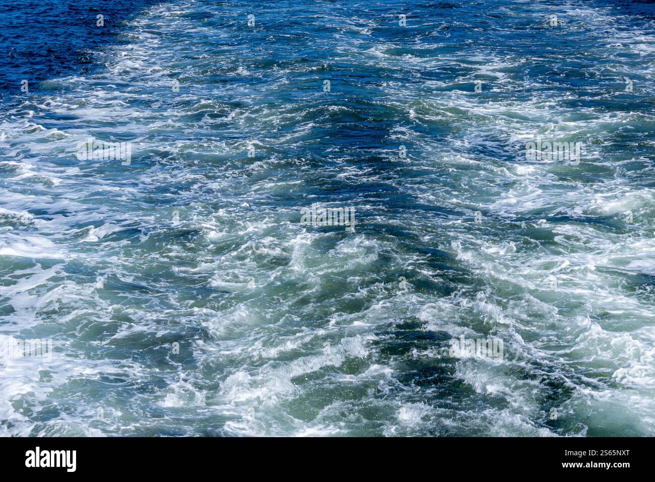 Il modello di lavaggio bianco viene creato dal backwash di una piccola nave. Foto Stock