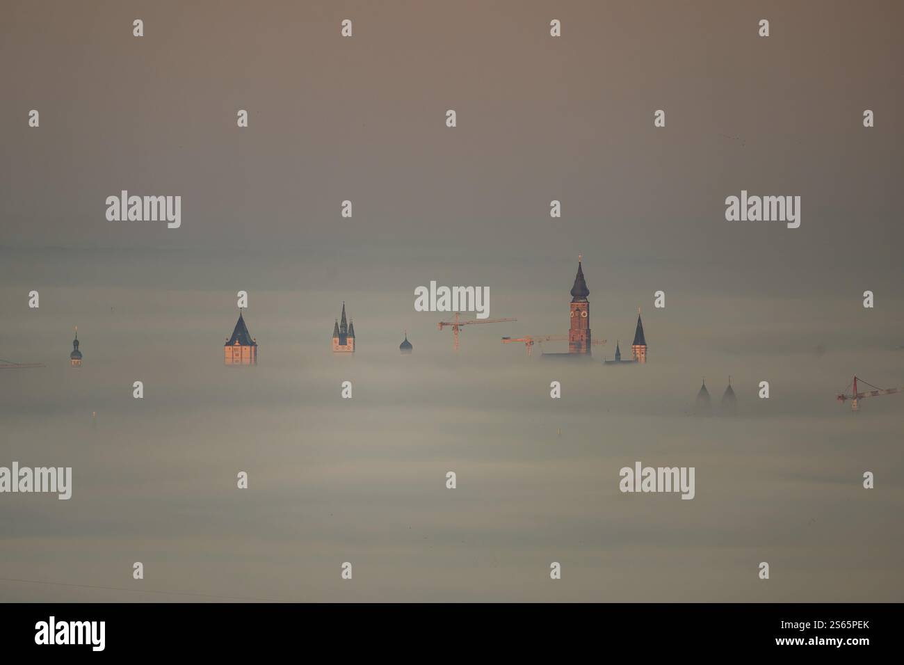 Le torri della città di Straubing (bassa Baviera) nella nebbia mattutina Foto Stock