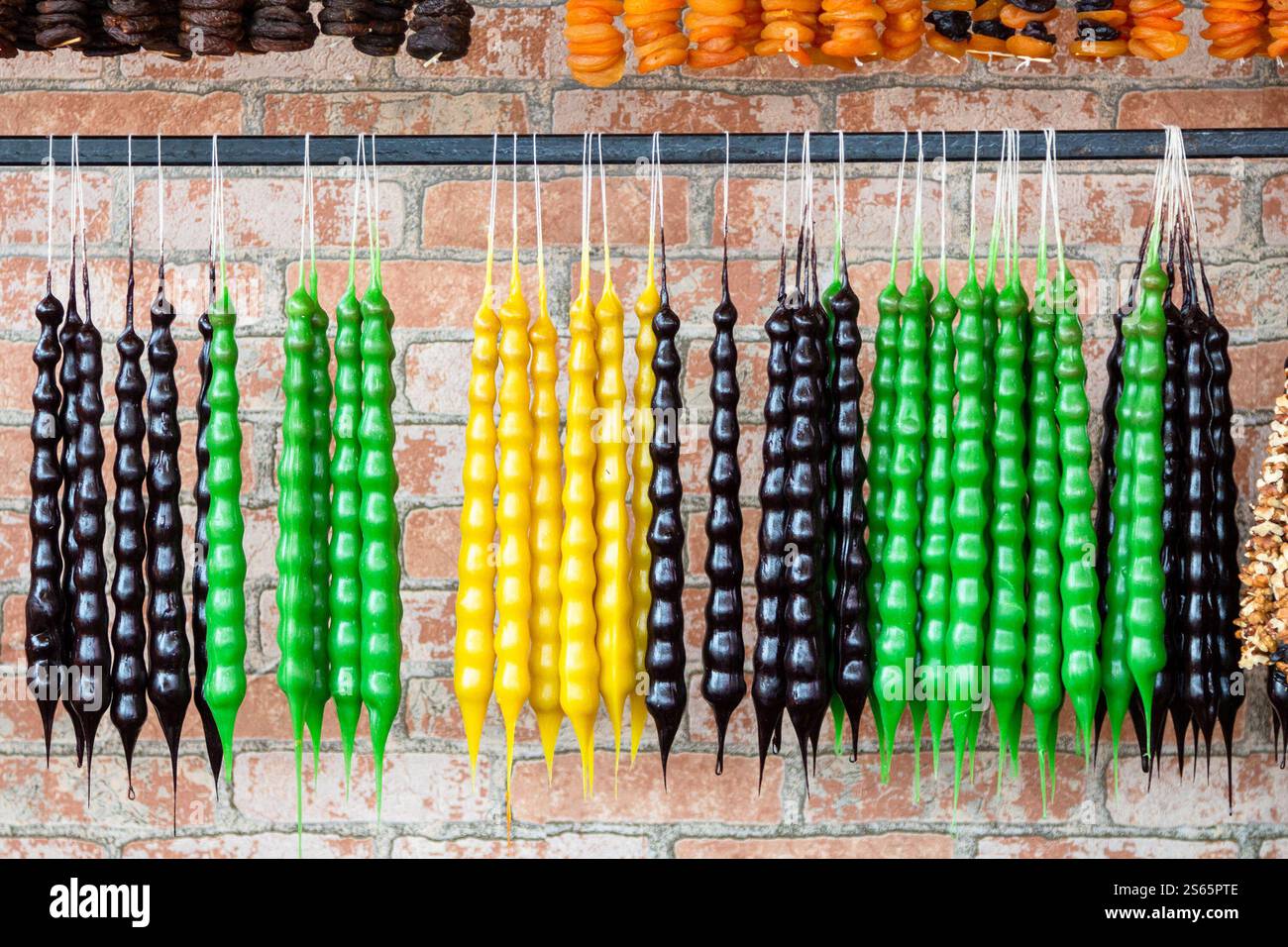 Viaggia verso la Georgia - churchela Kakhetiana multicolore (caramelle tradizionali georgiane a forma di candela da mosto d'uva, noci e farina) nel negozio del villaggio di Foto Stock