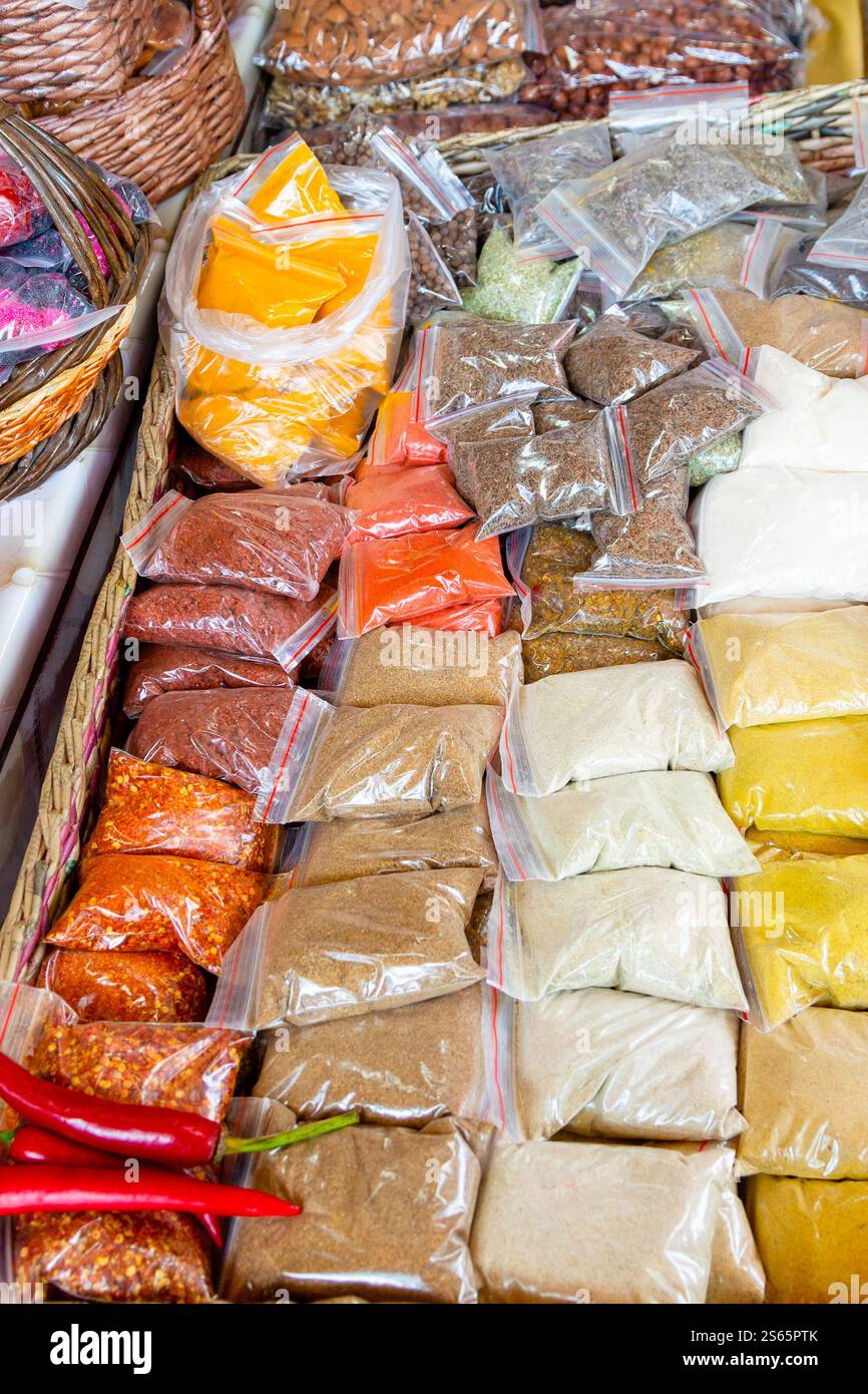 Viaggio in Georgia - pacchetti con spezie e condimenti tradizionali georgiani nel negozio del villaggio nella regione di Kakheti in Georgia Foto Stock