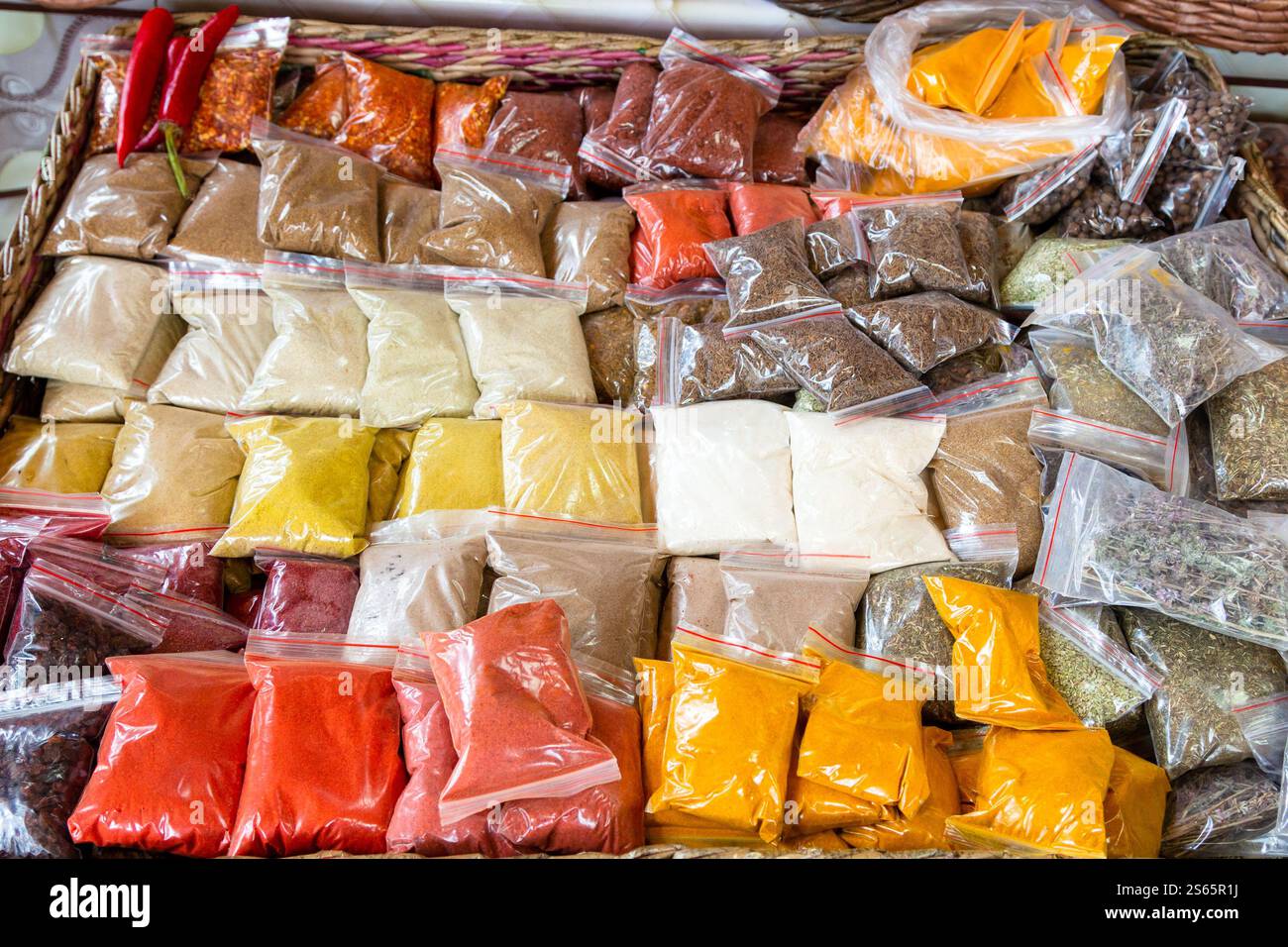 Viaggia in Georgia - varie borse con spezie e condimenti tradizionali georgiani nel negozio del villaggio nella regione di Kakheti in Georgia Foto Stock
