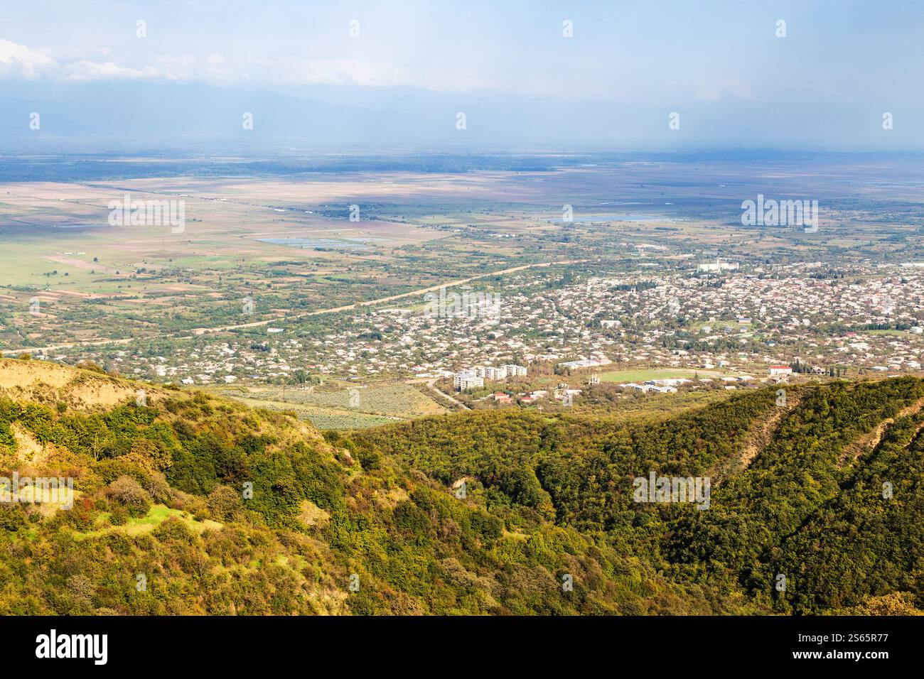 Viaggio in Georgia - vista della pianura di Alazan nella regione di Kakheti dalla città di Signagi in Georgia nel soleggiato giorno autunnale Foto Stock