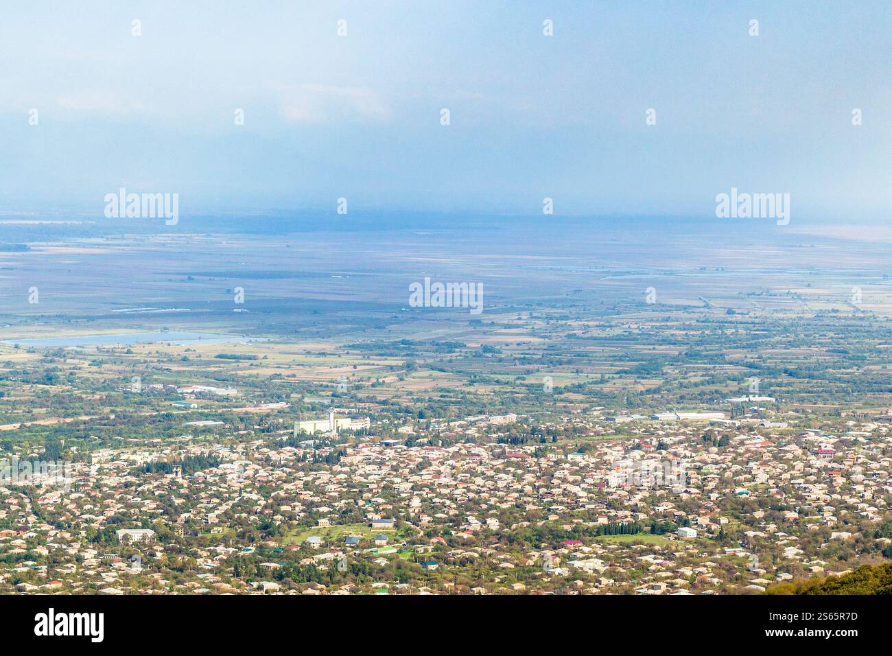 Viaggia verso la Georgia - villaggio nella valle di Alazan nella regione di Kakheti da Signagi in Georgia in un giorno d'autunno soleggiato Foto Stock